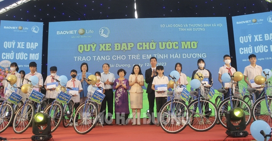 Bảo Việt nhân thọ Hải Dương trao tặng xe đạp và học bổng cho học sinh
